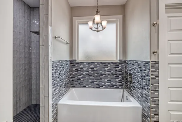 $539,900 | 22 Greystone Hills, Uvalde, TX 78801