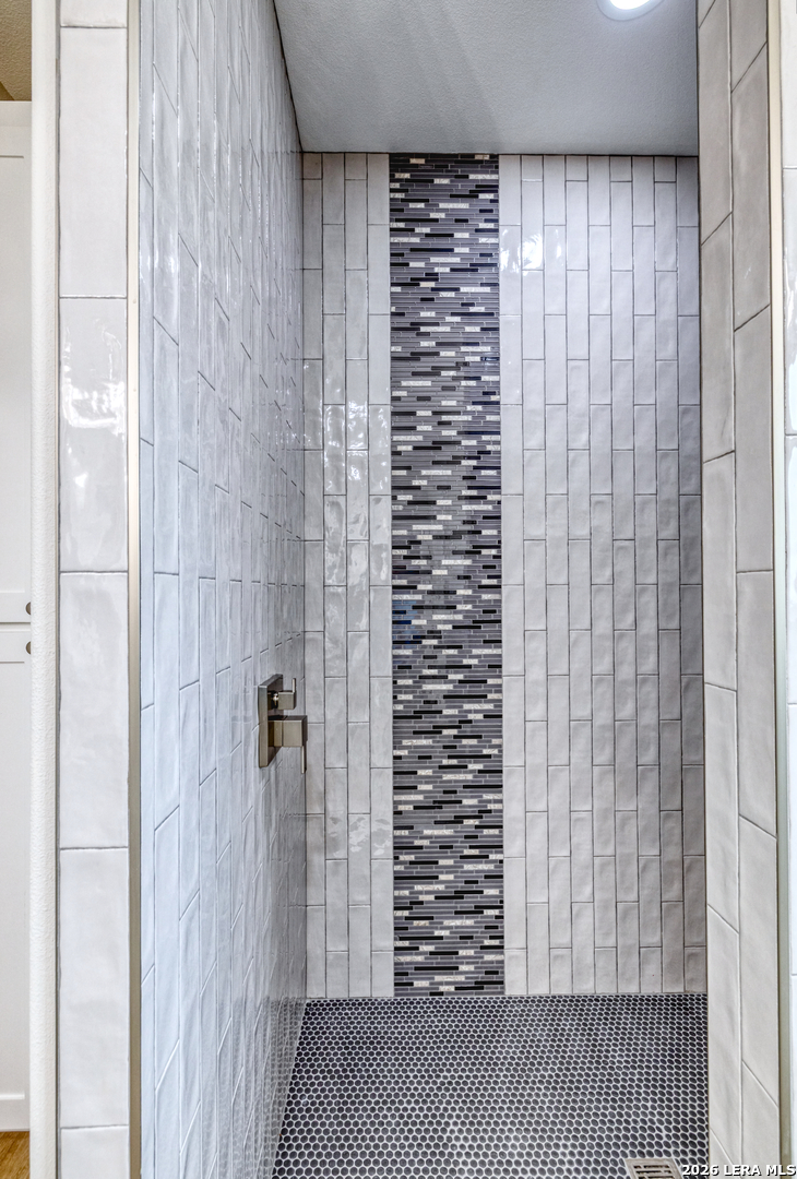 22 Greystone Hills Uvalde, TX 78801 - Photo 60 of 68 a bathroom with a shower