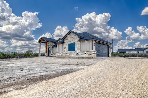 $539,900 | 22 Greystone Hills, Uvalde, TX 78801