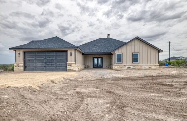 $539,900 | 22 Greystone Hills, Uvalde, TX 78801