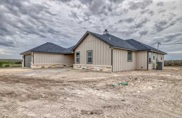 $539,900 | 22 Greystone Hills, Uvalde, TX 78801