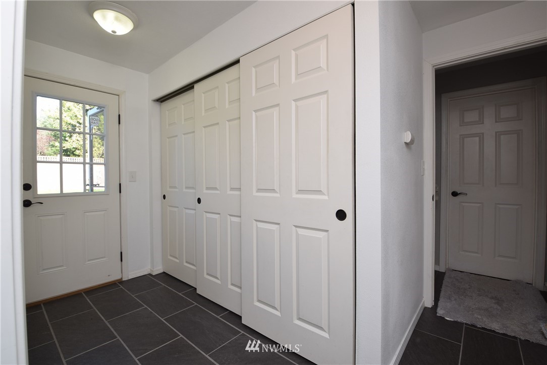 2631 166th Street Southeast Bothell, WA 98012 - Photo 14 of 18 a view of a livingroom with an entryway