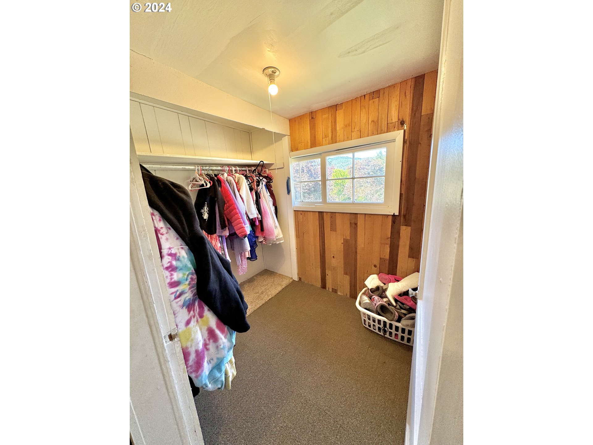 1463 Southside Road Sutherlin, OR 97479 - Photo 12 of 48 a view of a hallway with air conditioner and living room