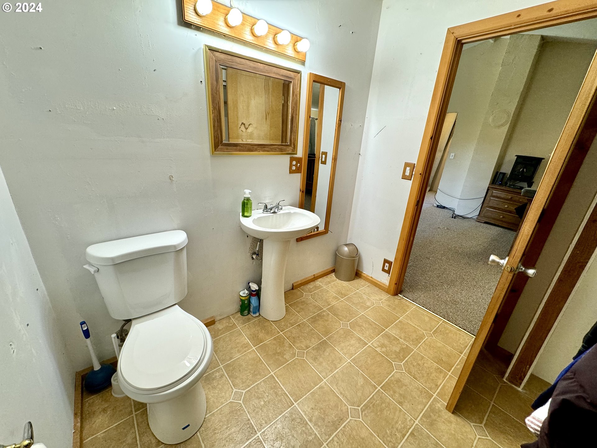 1463 Southside Road Sutherlin, OR 97479 - Photo 20 of 48 a bathroom with a toilet and a sink