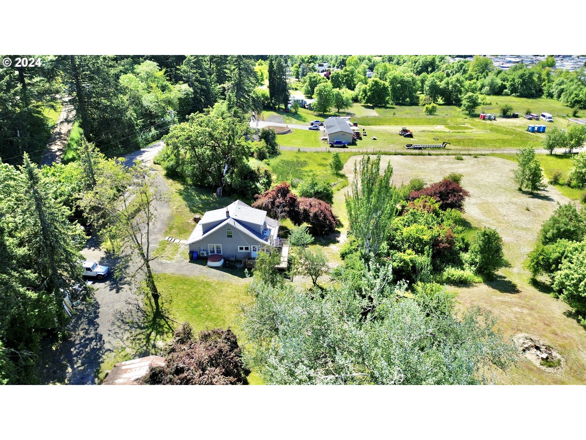 1463 Southside Road Sutherlin, OR 97479 - Photo 32 of 48 a view of a garden with a building