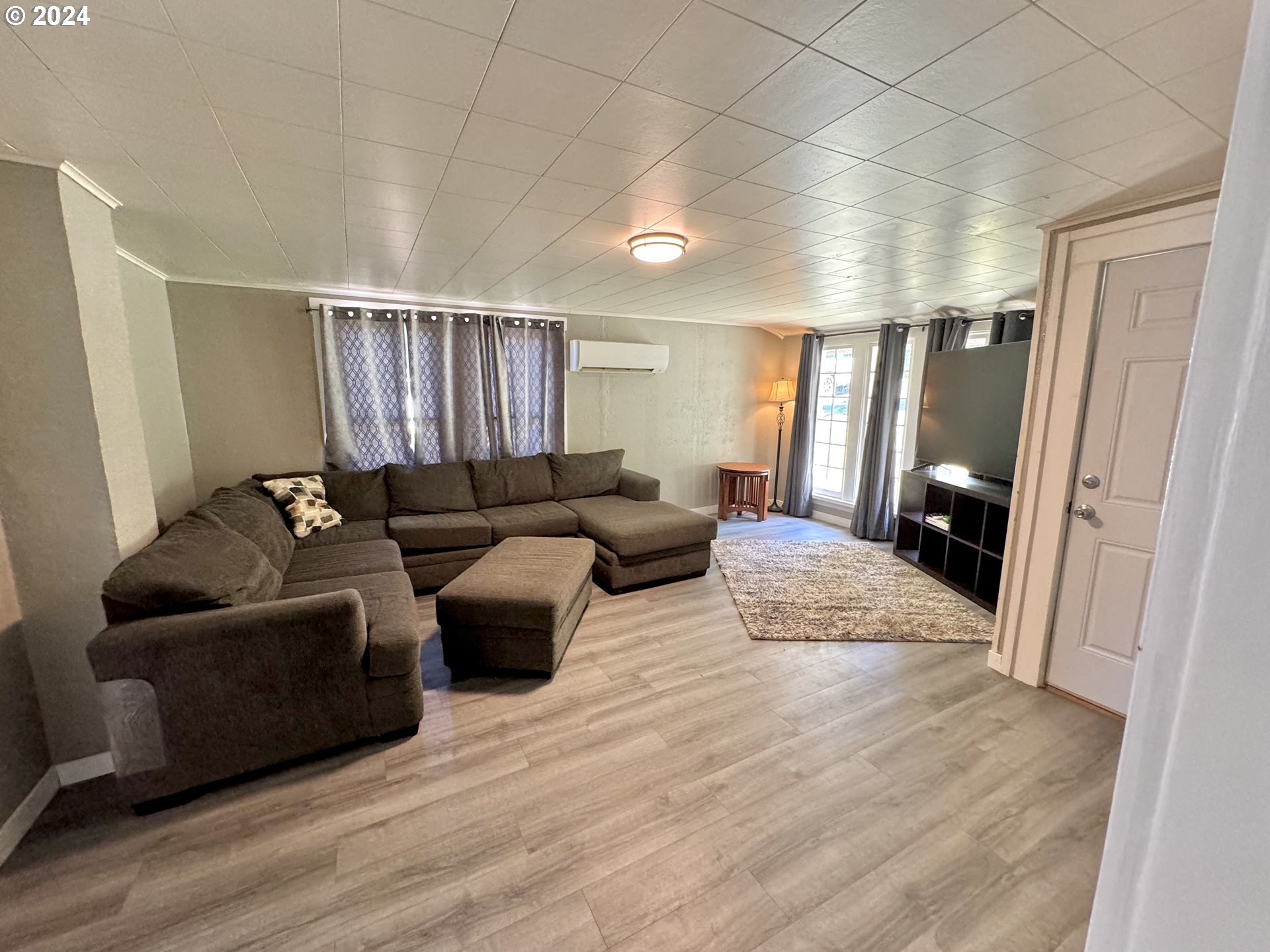 1463 Southside Road Sutherlin, OR 97479 - Photo 4 of 48 a living room with furniture and a wooden floor