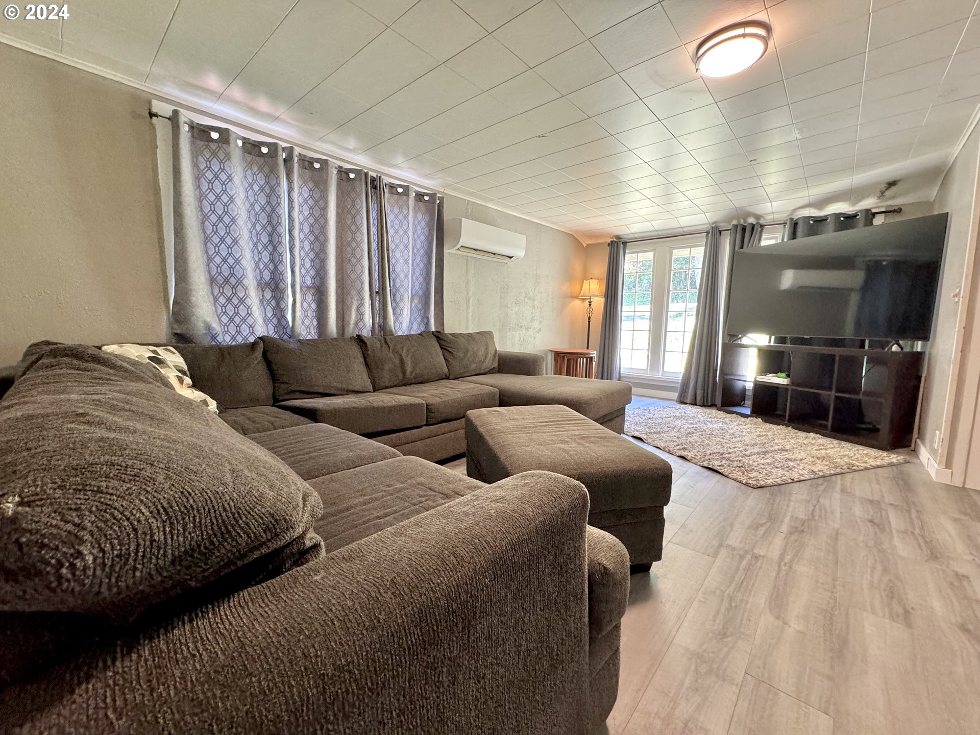 1463 Southside Road Sutherlin, OR 97479 - Photo 5 of 48 a spacious bedroom with a bed and a couch