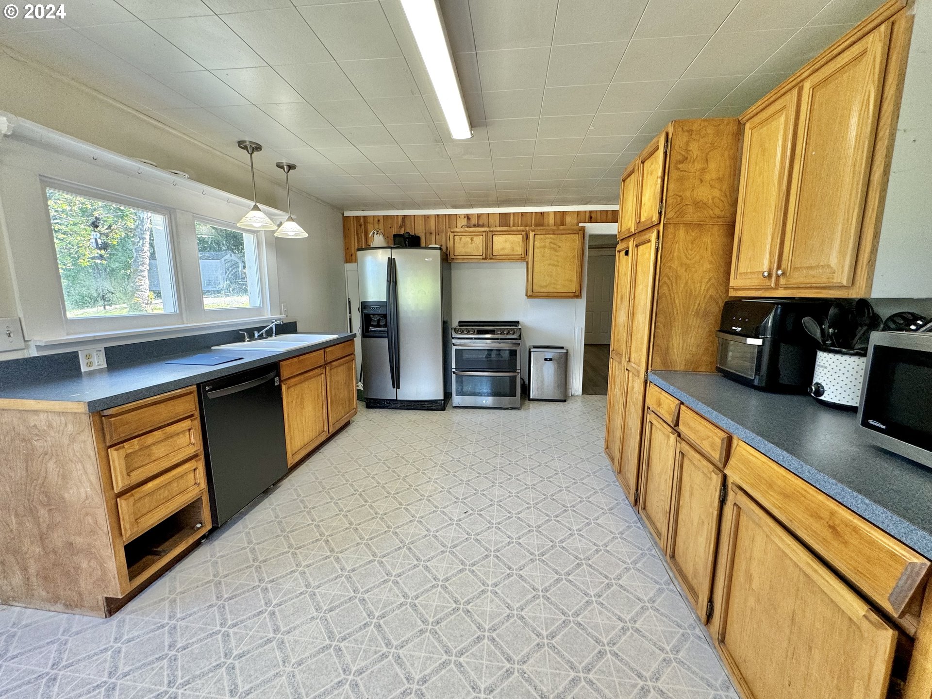 1463 Southside Road Sutherlin, OR 97479 - Photo 9 of 48 a kitchen with stainless steel appliances a sink cabinets and wooden floor