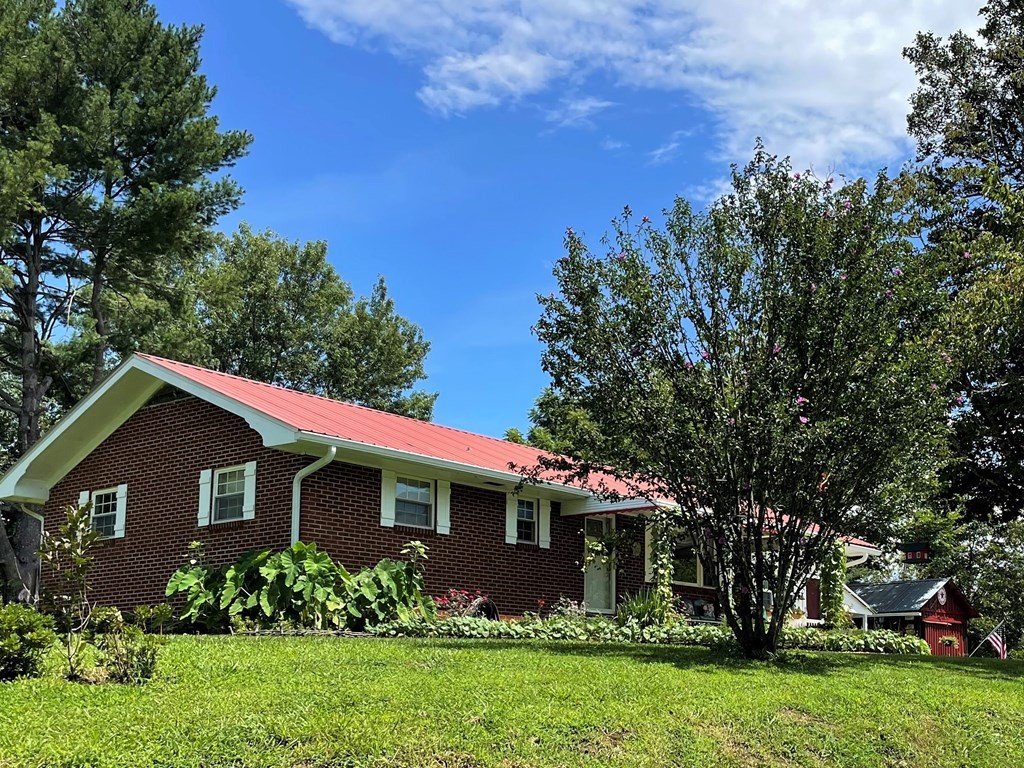 622 Lower Bogard Road Newport, TN 37821 - Photo 22 of 34 a front view of house with yard and green space