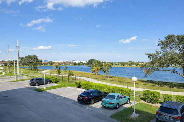 $1,500 | 470 Executive Center Drive, Unit 2D, West Palm Beach, FL 33401