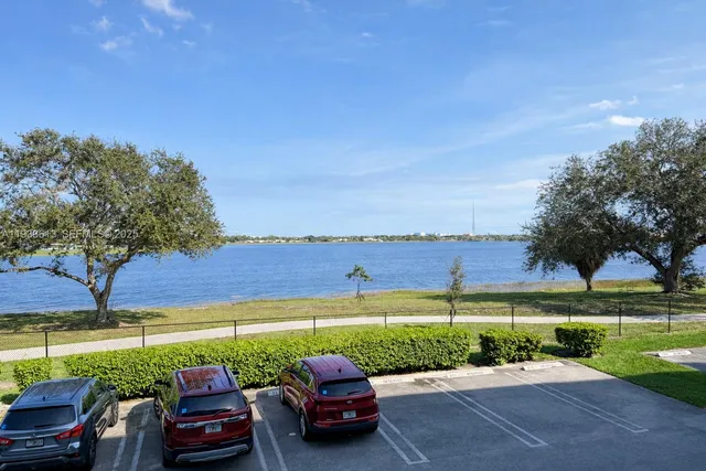 $1,500 | 470 Executive Center Drive, Unit 2D, West Palm Beach, FL 33401