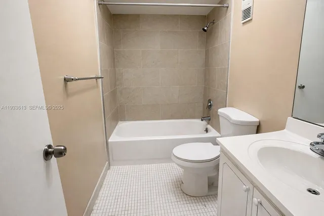 $1,500 | 470 Executive Center Drive, Unit 2D, West Palm Beach, FL 33401