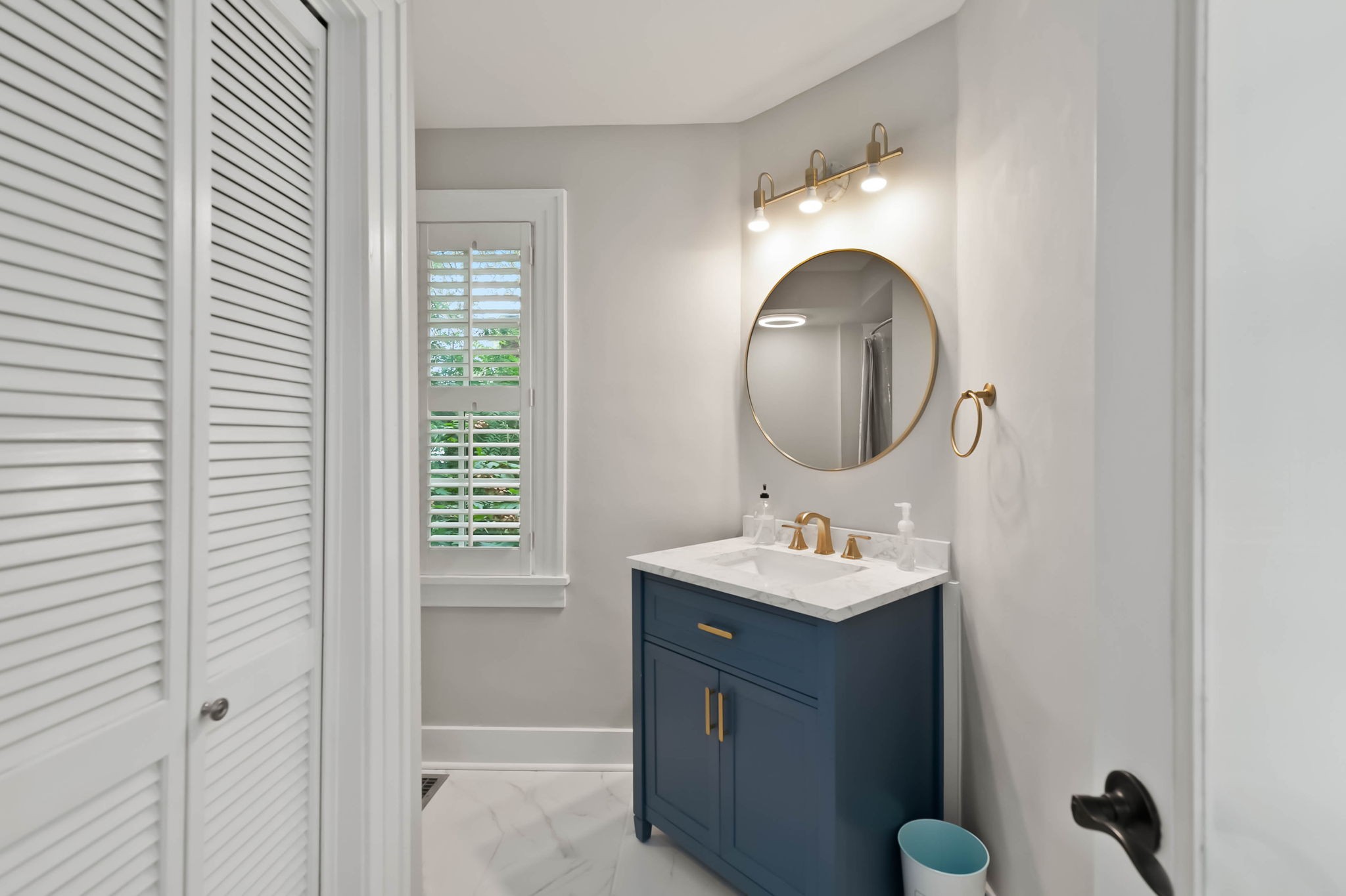 372 Perrolee Street Gallatin, TN 37066 - Photo 11 of 25 a bathroom with a sink and a mirror