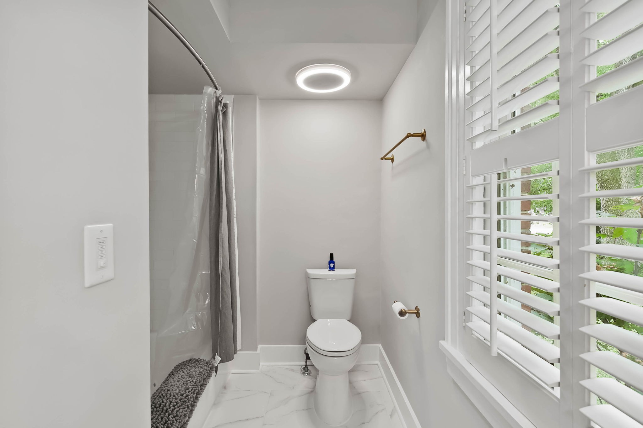 372 Perrolee Street Gallatin, TN 37066 - Photo 12 of 25 a bathroom with a toilet and a shower