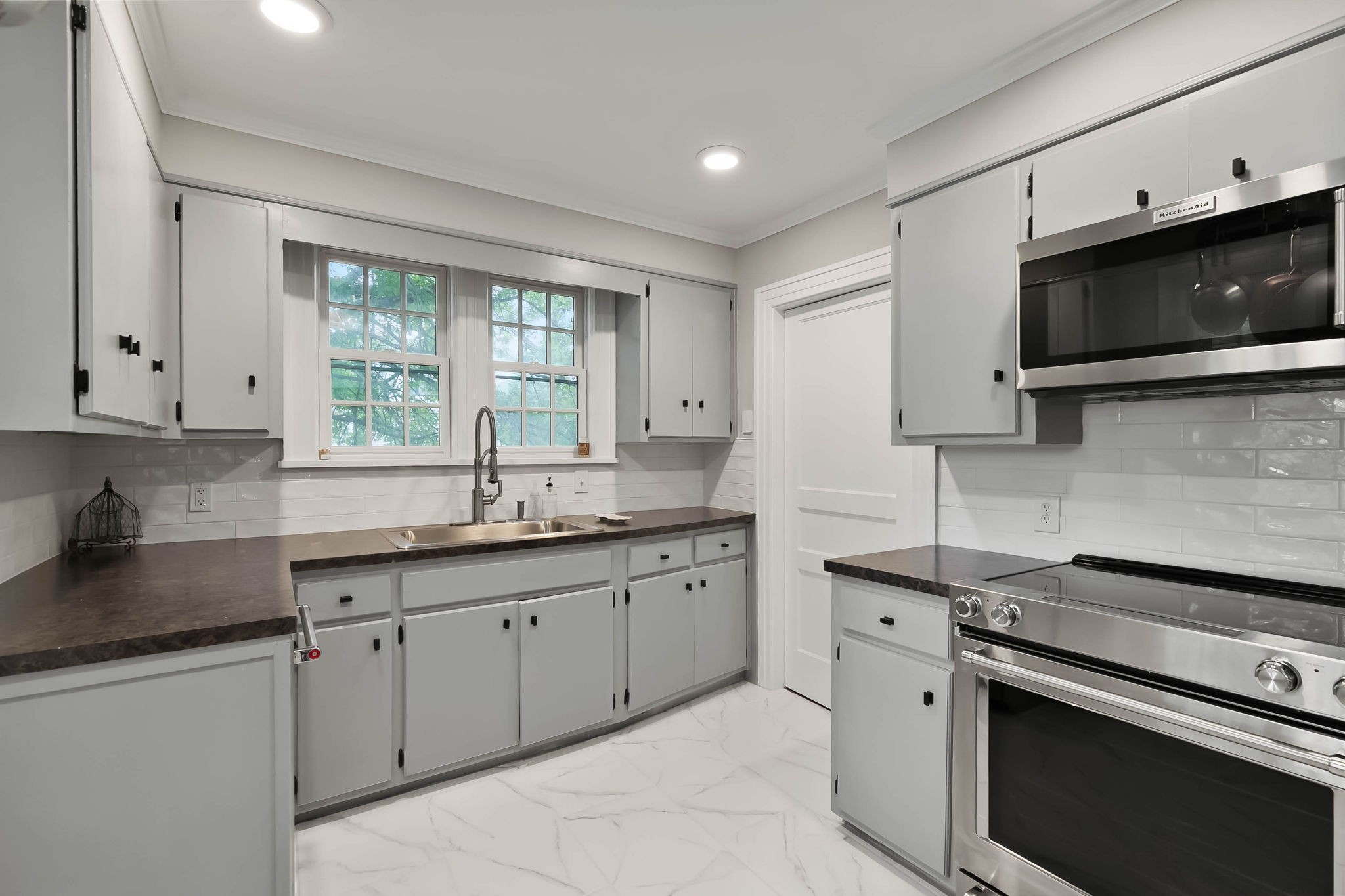 372 Perrolee Street Gallatin, TN 37066 - Photo 8 of 25 a kitchen with stainless steel appliances a sink stove and microwave
