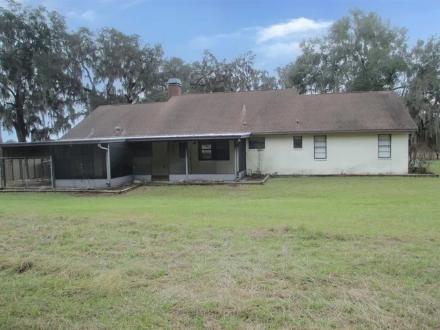 a view of a backyard