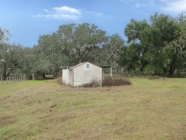 a view of a house with backyard