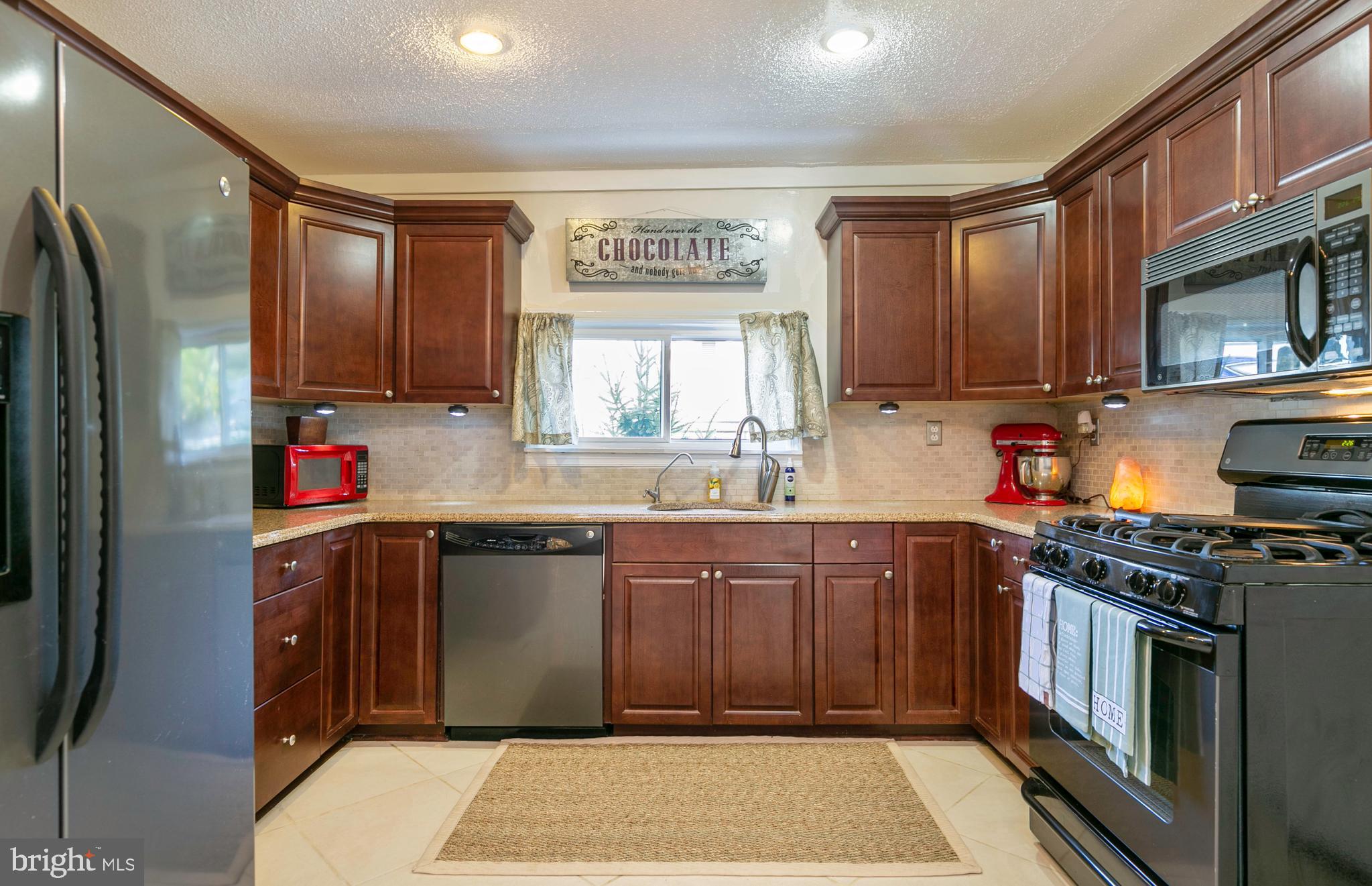 1595 Colony Road Pasadena, MD 21122 - Photo 22 of 57 Gas stove with propane and 5 burners!