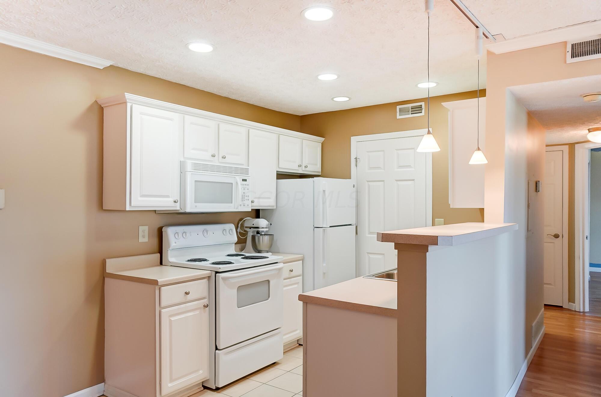 5536 Garden Ridge Columbus, OH 43228 - Photo 14 of 48 Kitchen