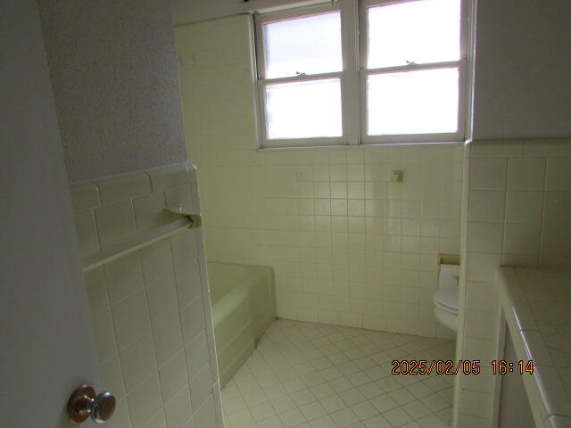 608 West Ave J Muleshoe, TX 79347 - Photo 15 of 25 a bathroom with a window