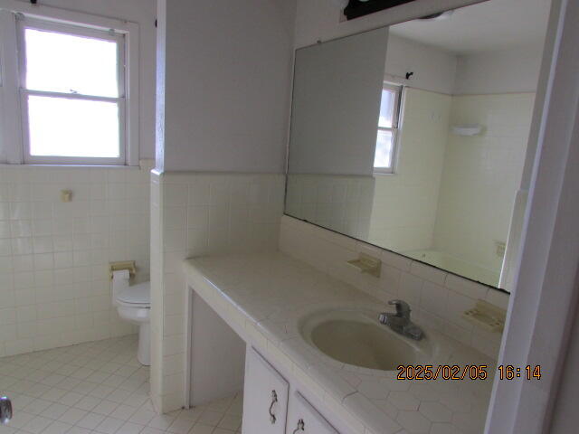 608 West Ave J Muleshoe, TX 79347 - Photo 16 of 25 a bathroom with a sink toilet and window