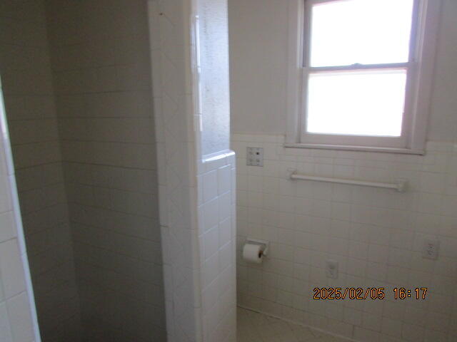 608 West Ave J Muleshoe, TX 79347 - Photo 22 of 25 a bathroom with a window