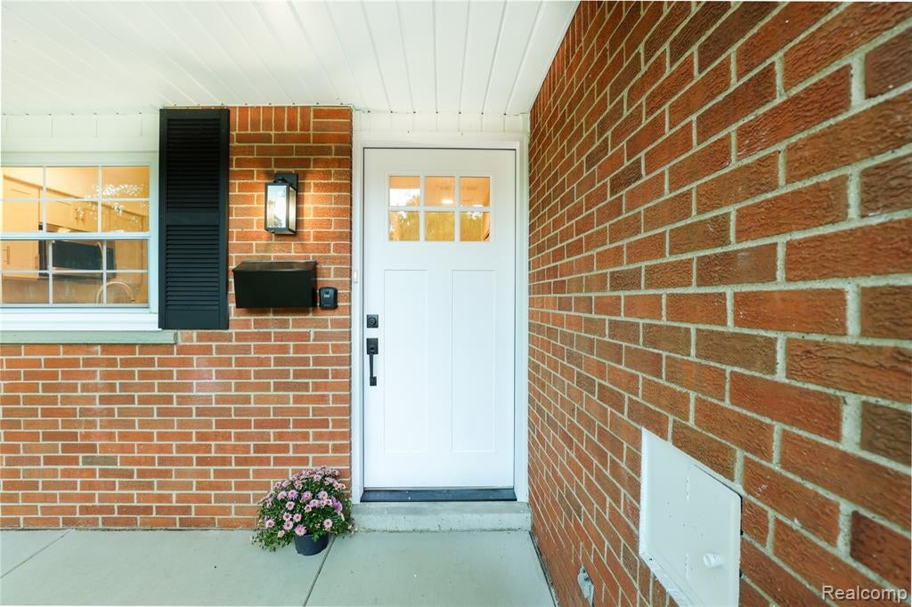 24095 Farmington Road Farmington, MI 48336 - Photo 5 of 51 Gallery Image 5