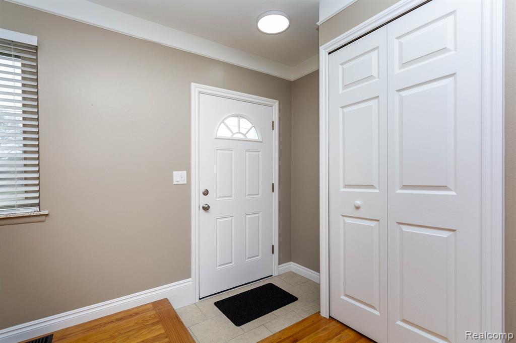 31341 Hayes Road Warren, MI 48088 - Photo 5 of 35