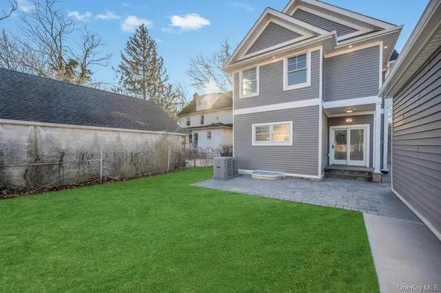 a view of back yard of the house