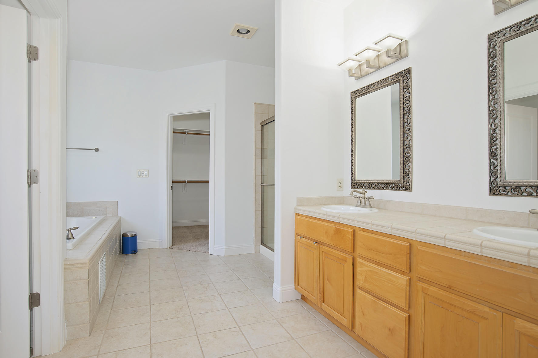 449 Quail Run Eagle Point, OR 97524 - Photo 17 of 35 a spacious bathroom with a mirror and a sink