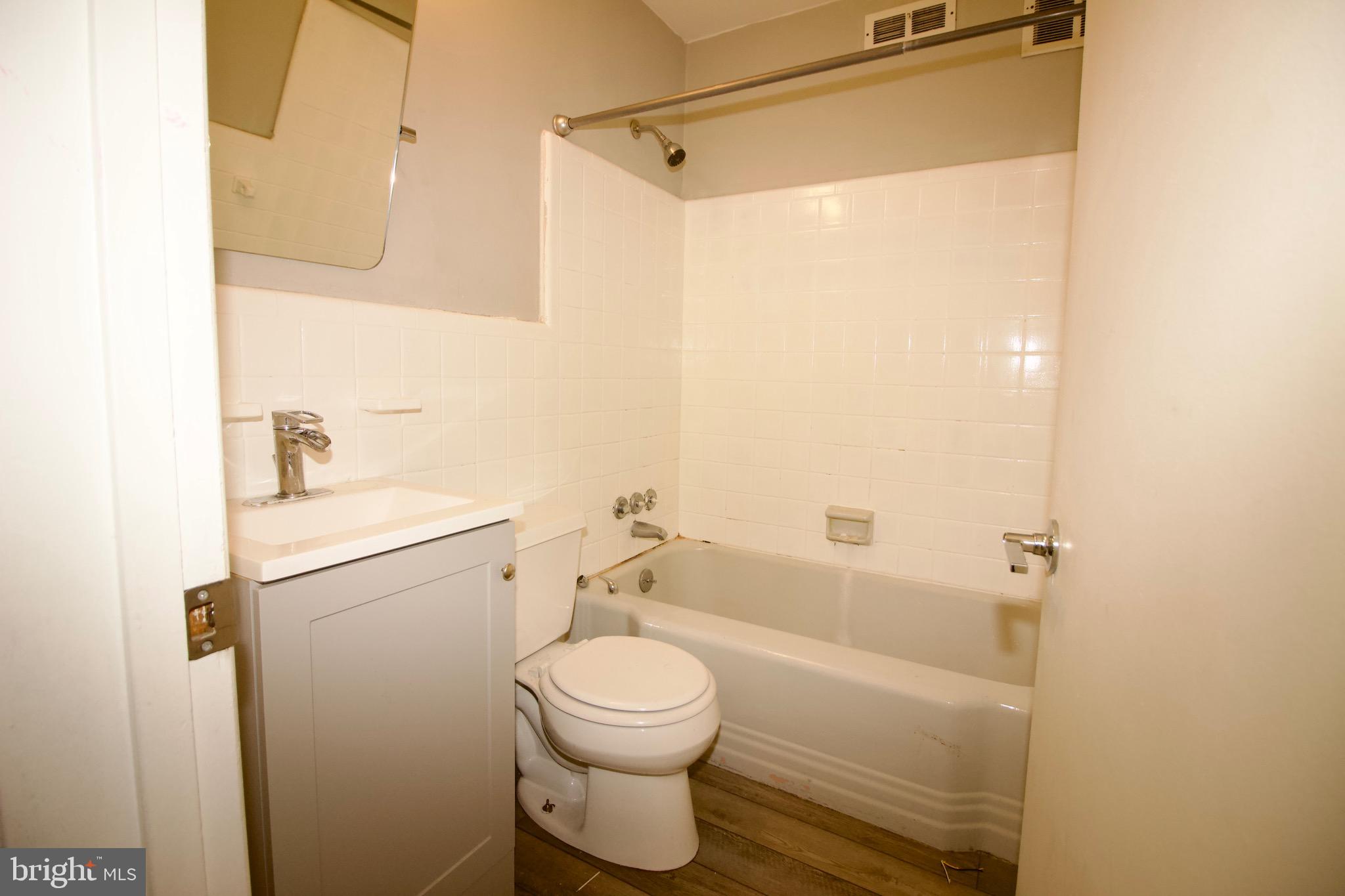 1500 Creswood Road Philadelphia, PA 19115 - Photo 10 of 14 Main Bathroom