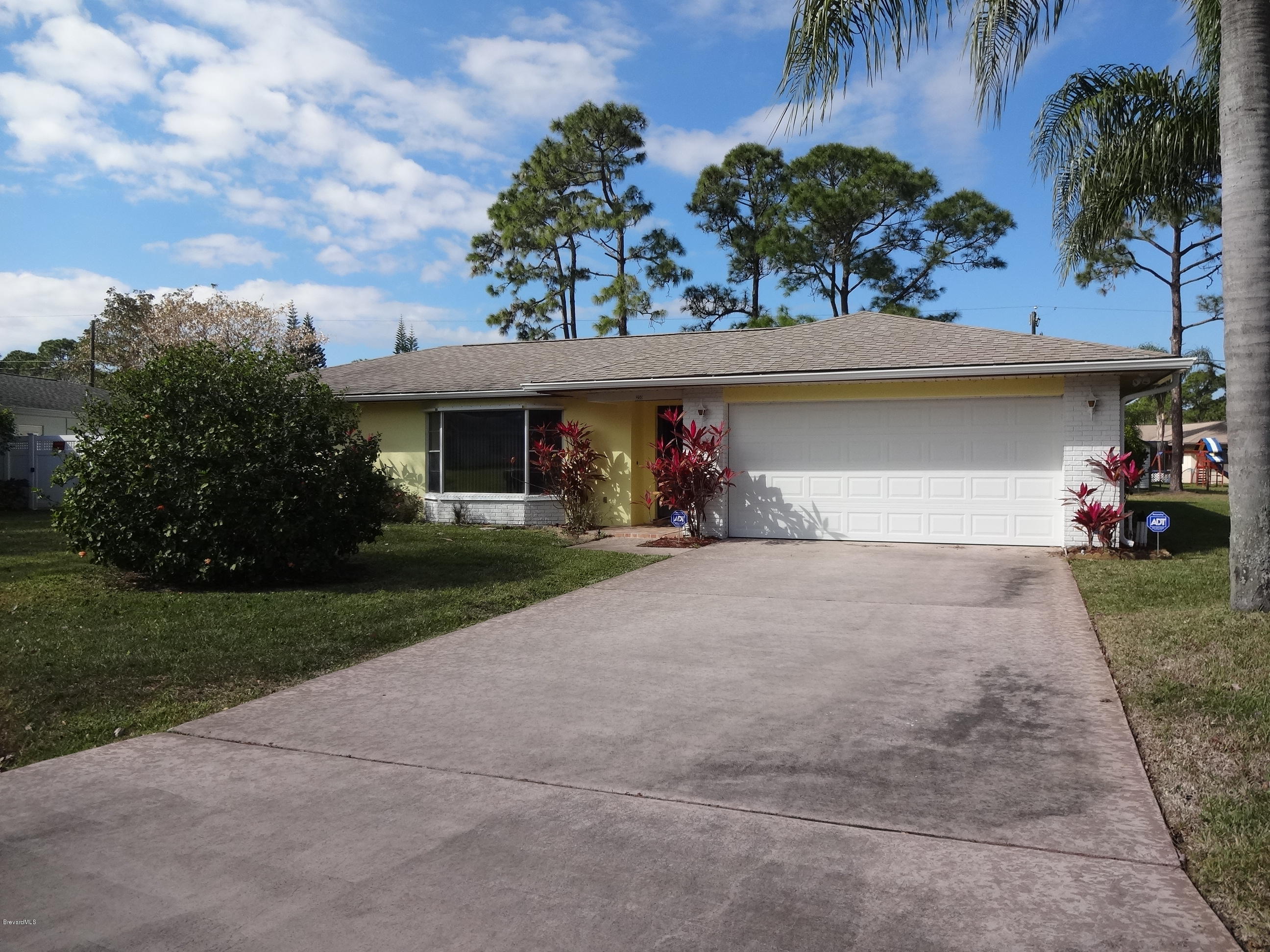 250 Edgevale Road Southeast Palm Bay, FL 32909 - Photo 2 of 33 DSC07810