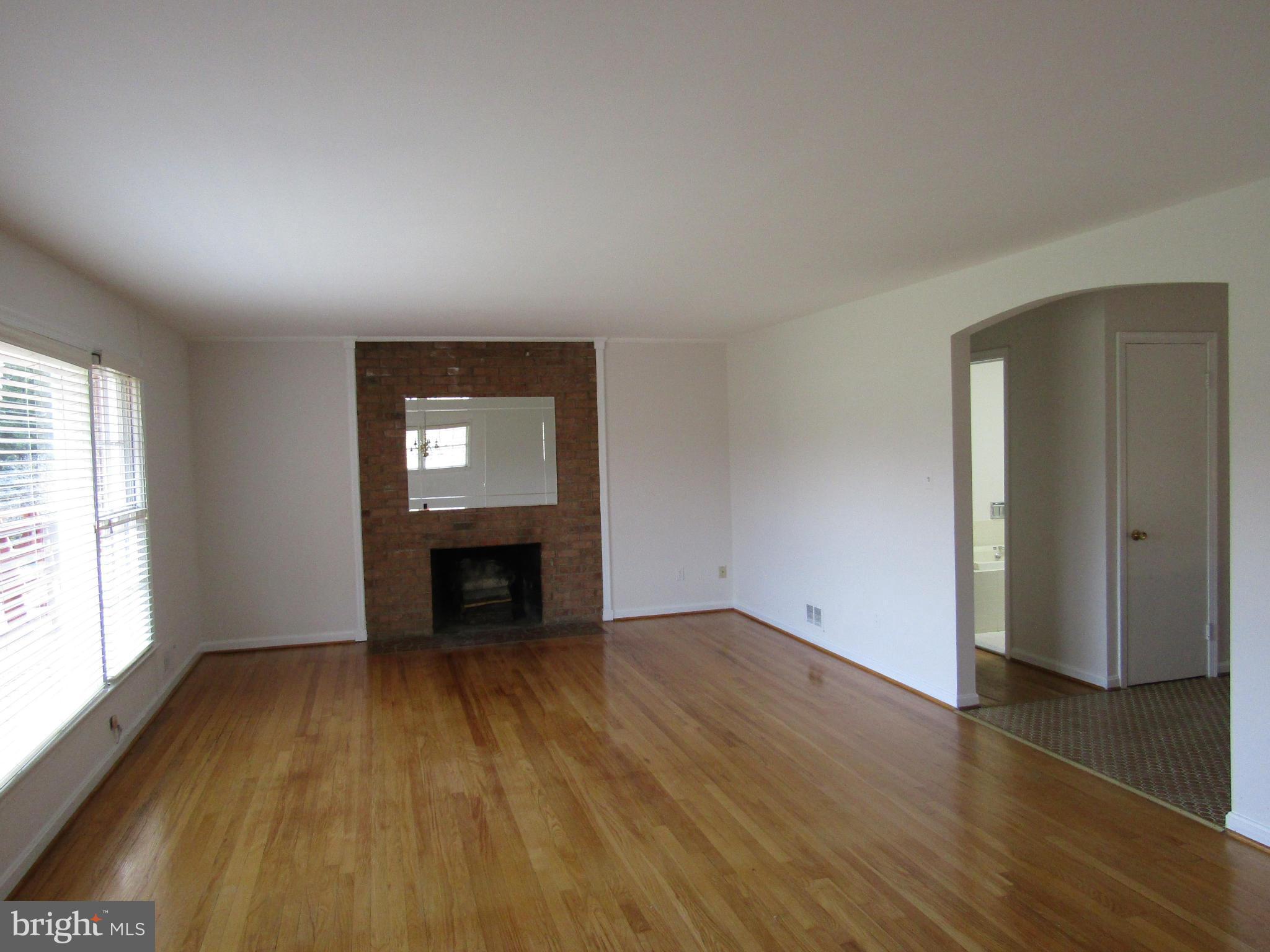 11015 Braddock Road Fairfax, VA 22030 - Photo 5 of 30 Living Room