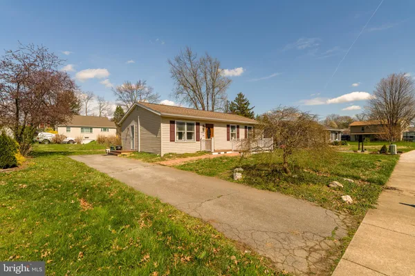 a view of a house with a yard