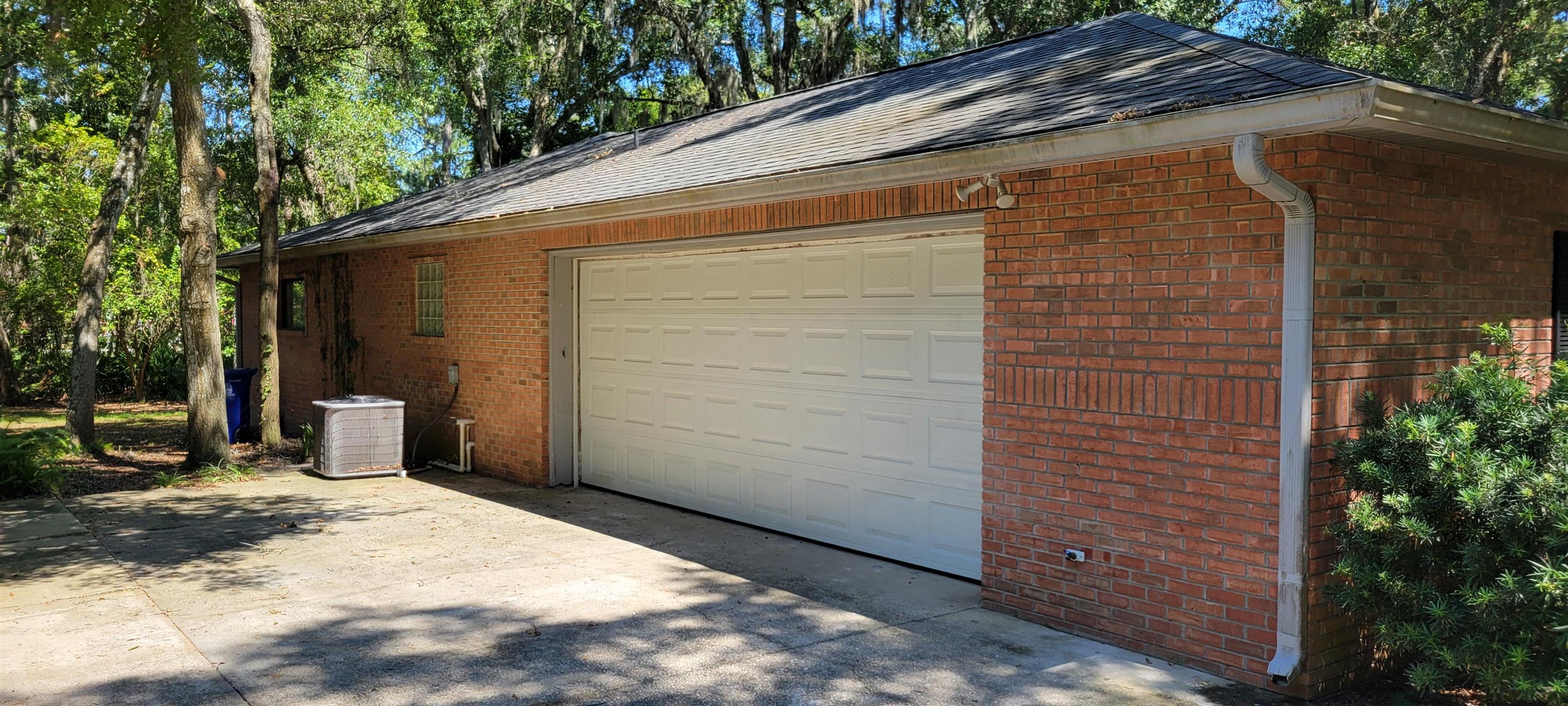 305 Raintree Trail St. Augustine, FL 32086 - Photo 2 of 19 a backyard of a house