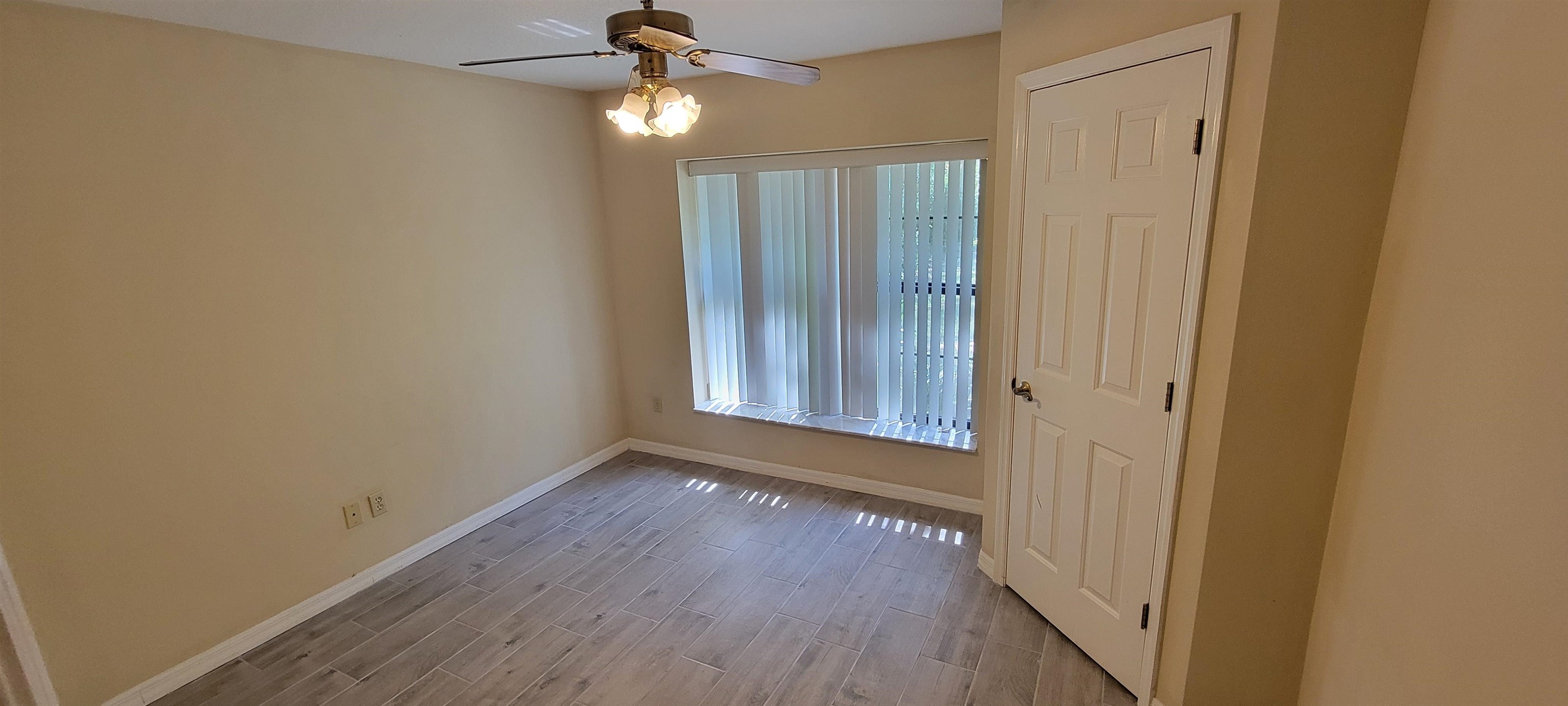 305 Raintree Trail St. Augustine, FL 32086 - Photo 6 of 19 a view of a hallway with wooden floor and a chandelier fan