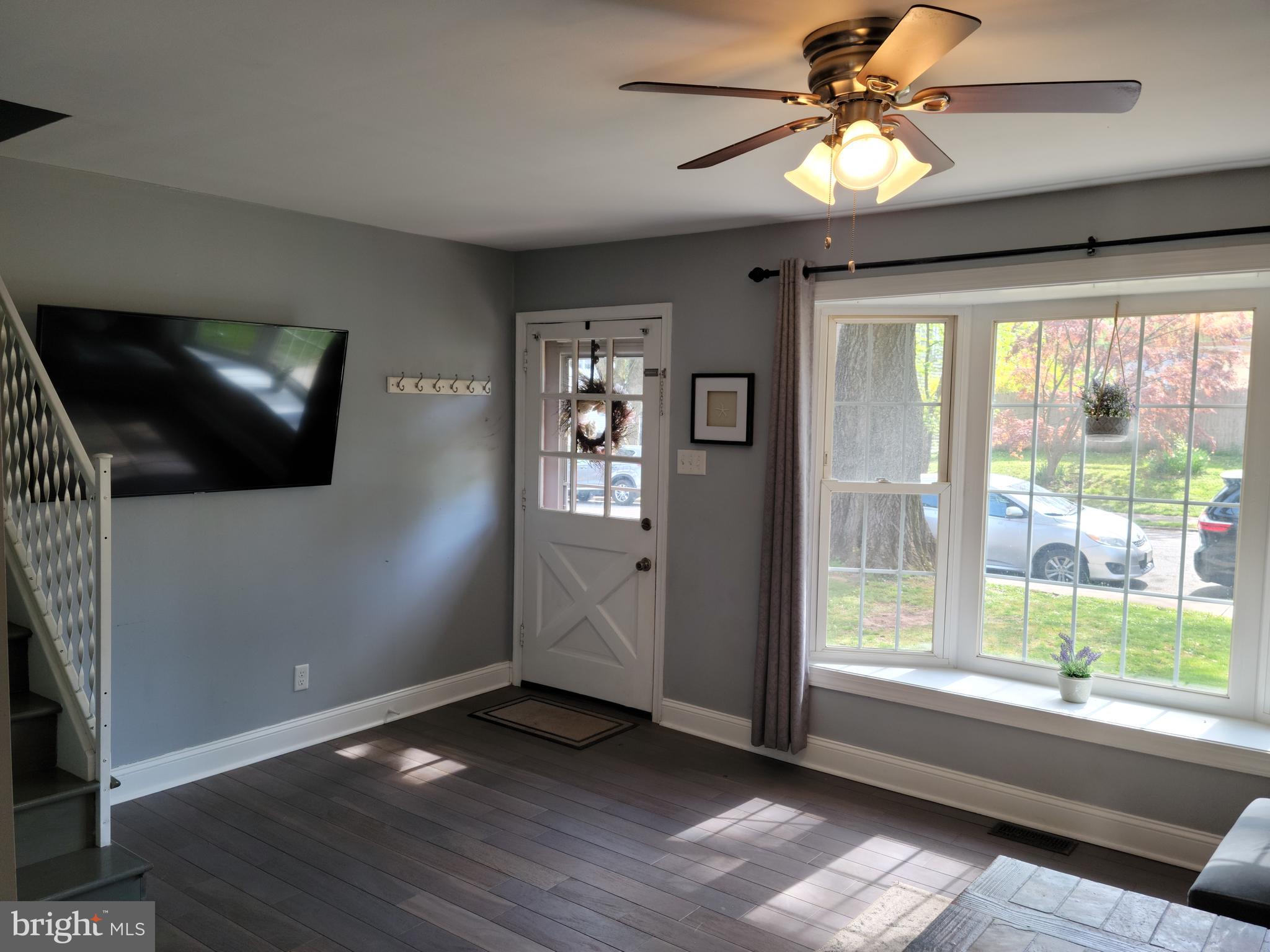 729 Valley Road Phoenixville, PA 19460 - Photo 3 of 21 Living room