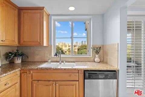 $1,095,000 | 1830 Pelham Avenue, Unit 301, Los Angeles, CA 90025