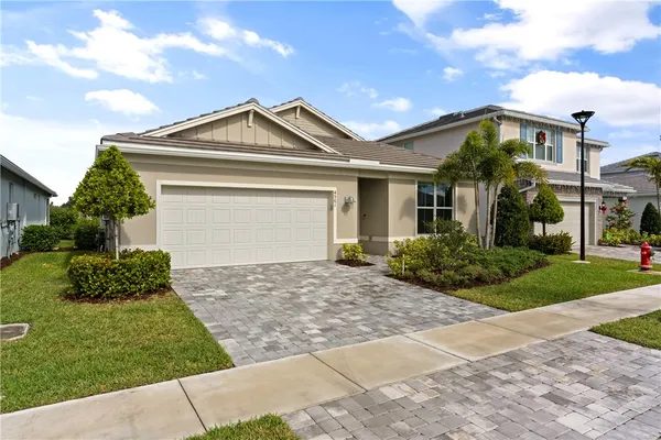 a view of a front of house with a yard