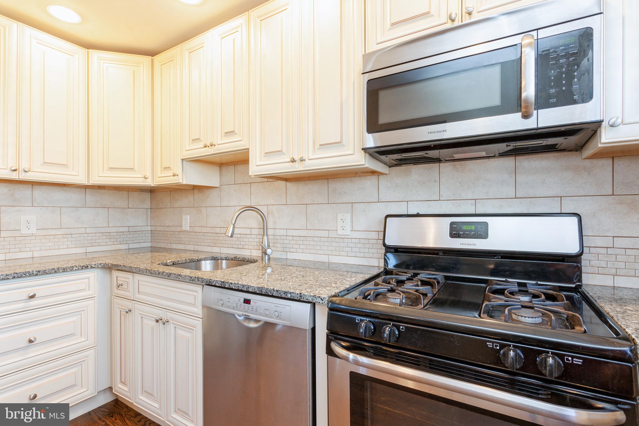 1800 Dunmere Road Baltimore, MD 21222 - Photo 12 of 40 Kitchen with gas stove