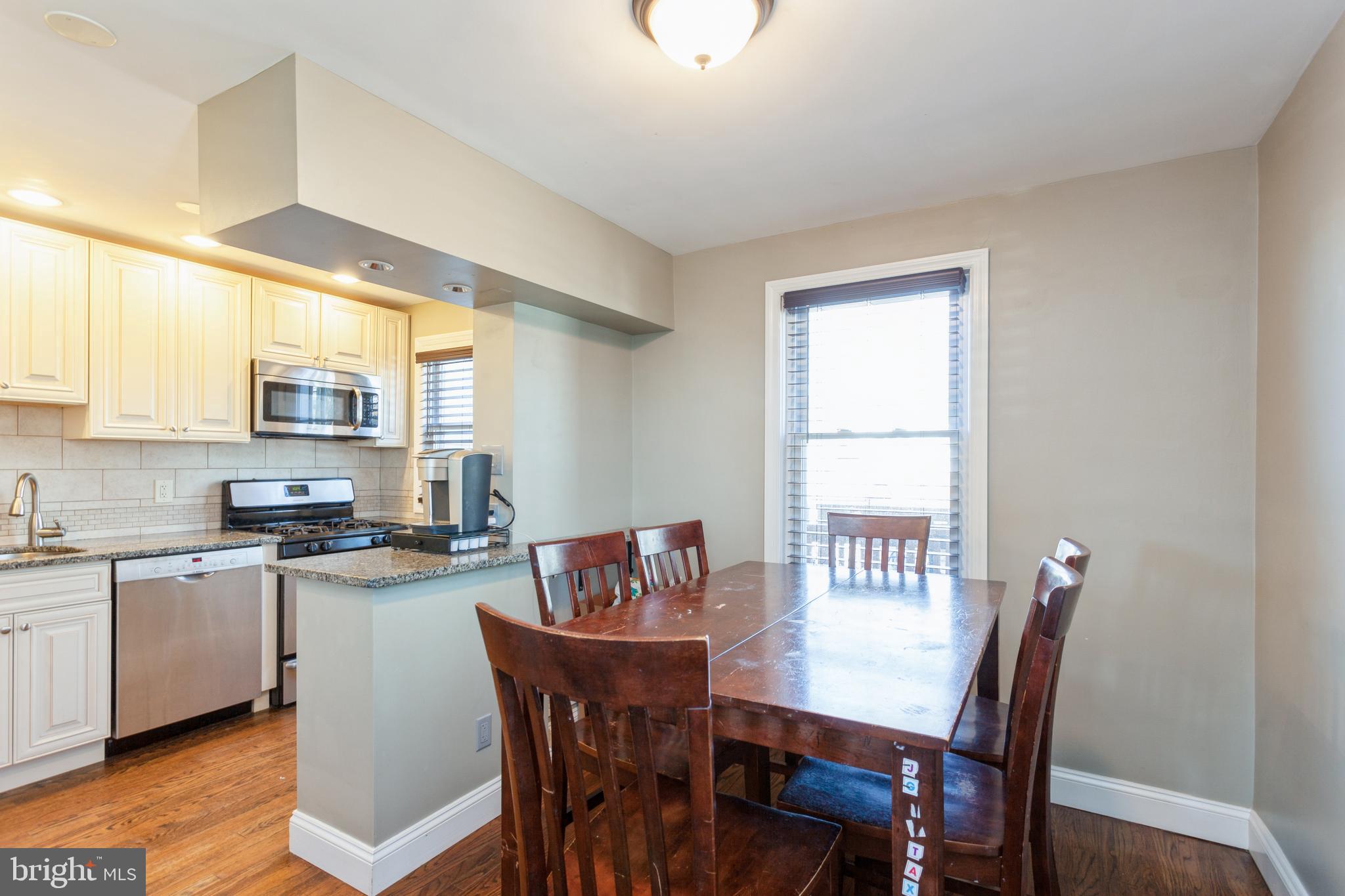 1800 Dunmere Road Baltimore, MD 21222 - Photo 15 of 40 Dining room and kitchen with peninsula