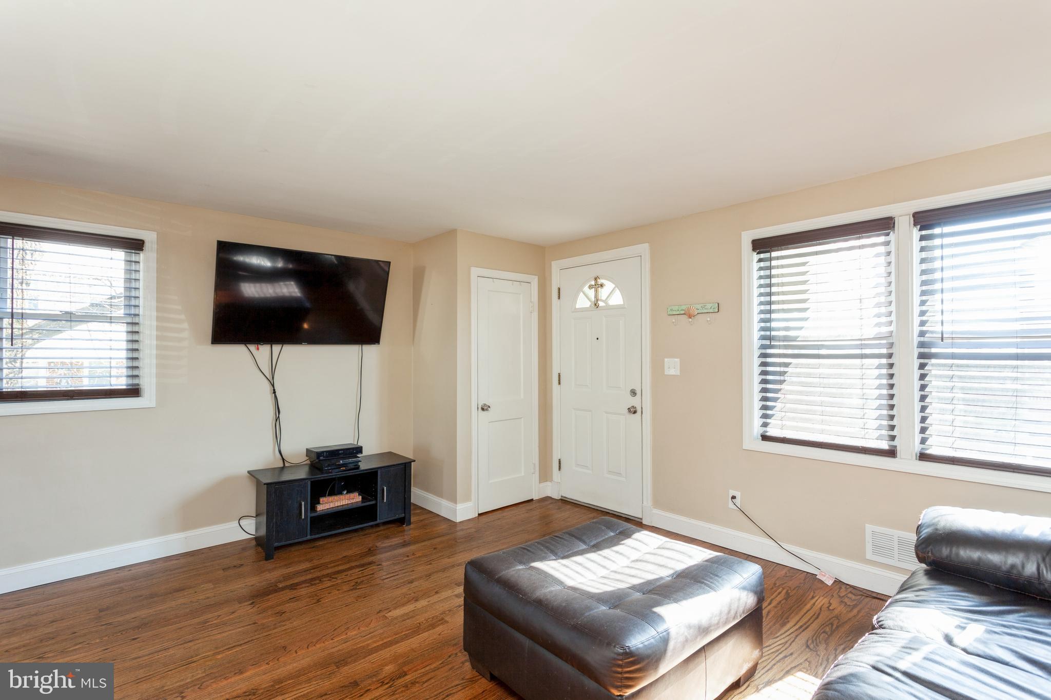 1800 Dunmere Road Baltimore, MD 21222 - Photo 6 of 40 Living room view from near basement steps