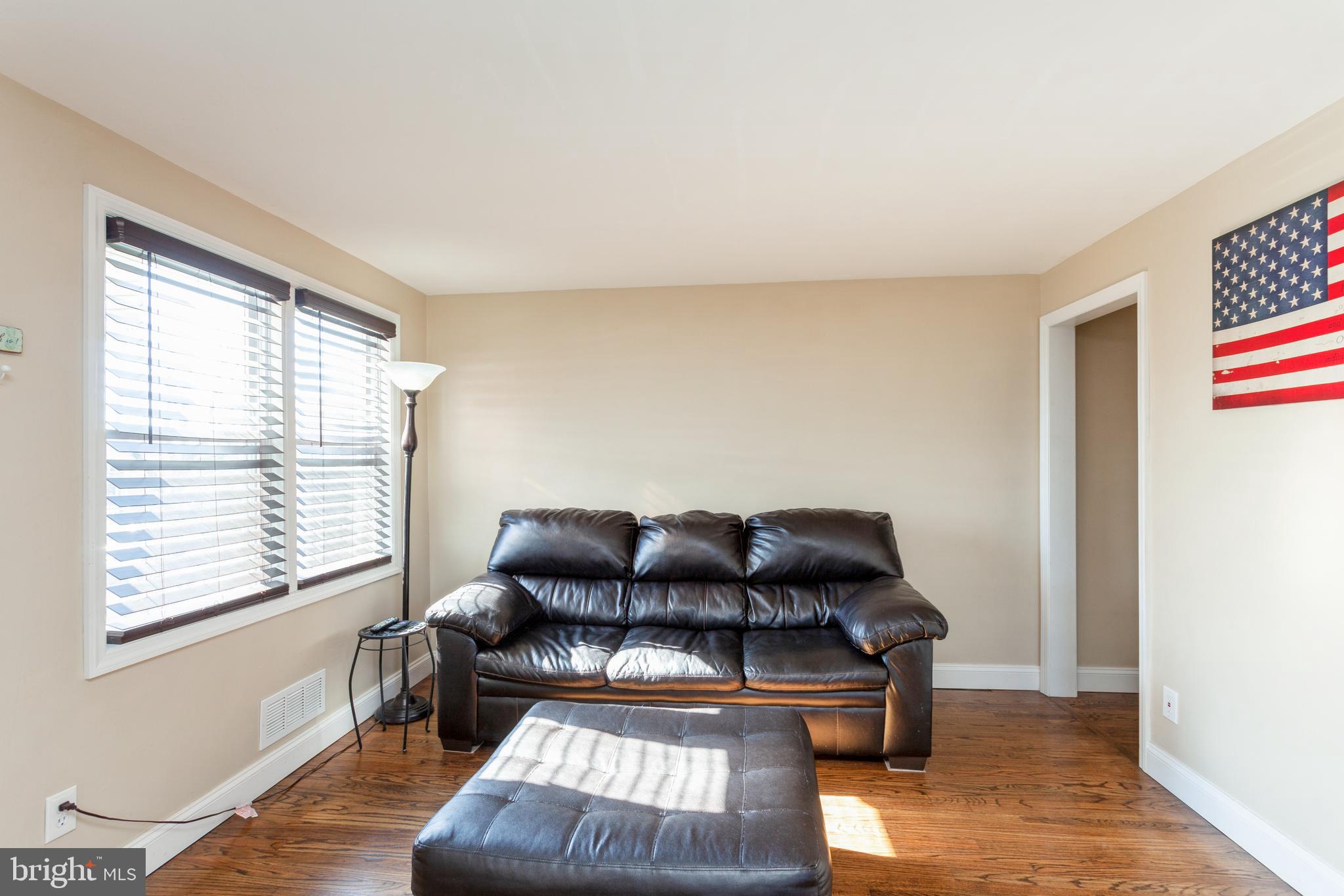 1800 Dunmere Road Baltimore, MD 21222 - Photo 7 of 40 Living room with view to basement steps