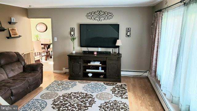 38 Great Oak Road Levittown, PA 19057 - Photo 3 of 28 Living Room with alot of sunlight