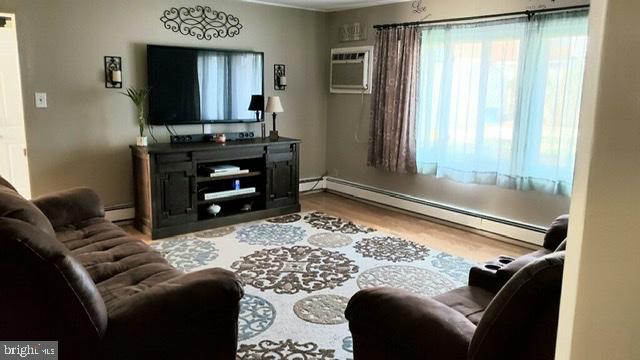 38 Great Oak Road Levittown, PA 19057 - Photo 4 of 28 Spacious living room with laminate floor