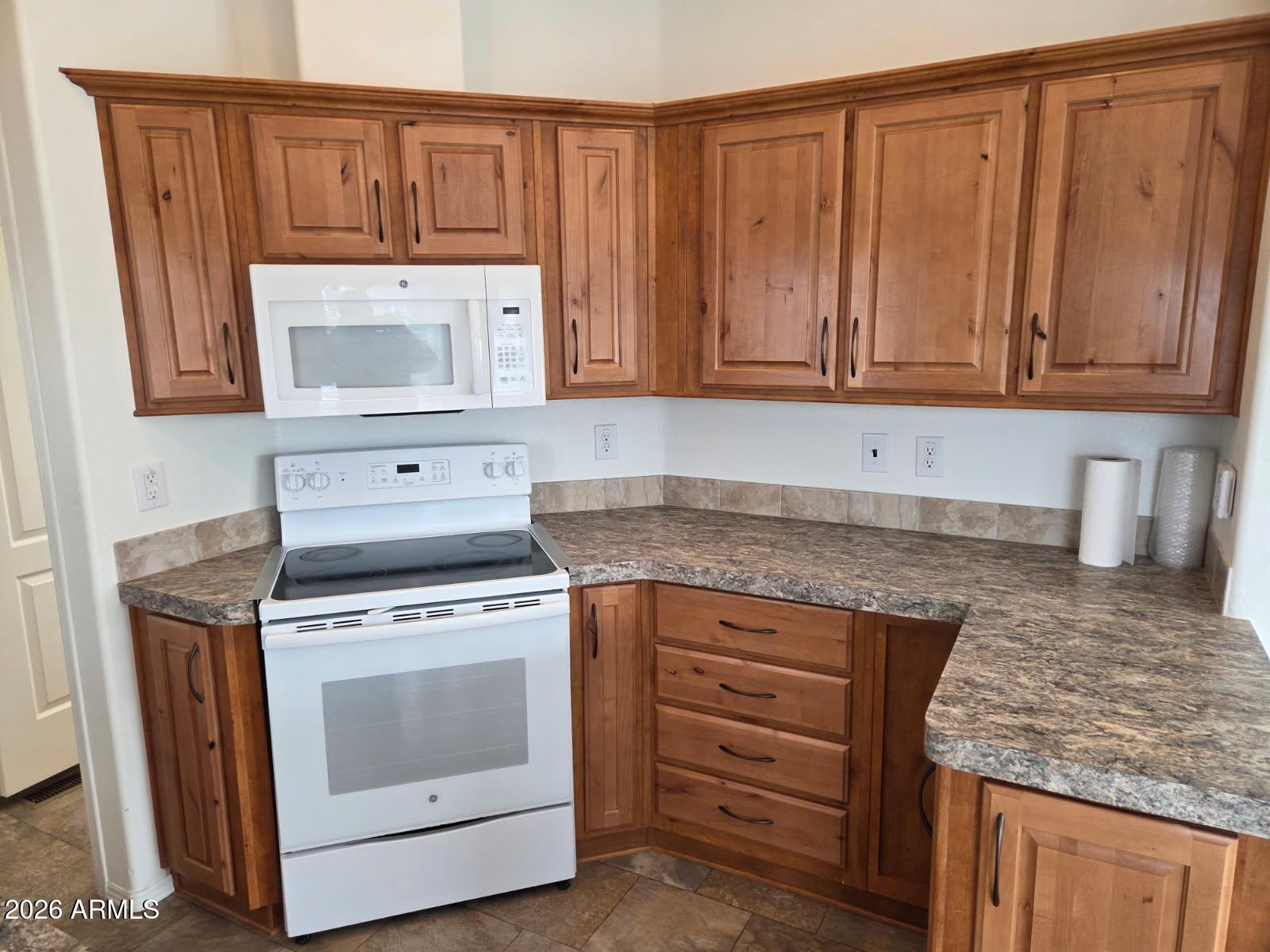 8242 Bogie Loop, Unit 239 Show Low, AZ 85901 - Photo 11 of 24 Kitchen