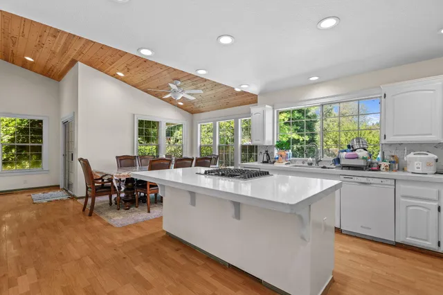 $690,000 | 2366 Templeton Drive, Redding, CA 96002