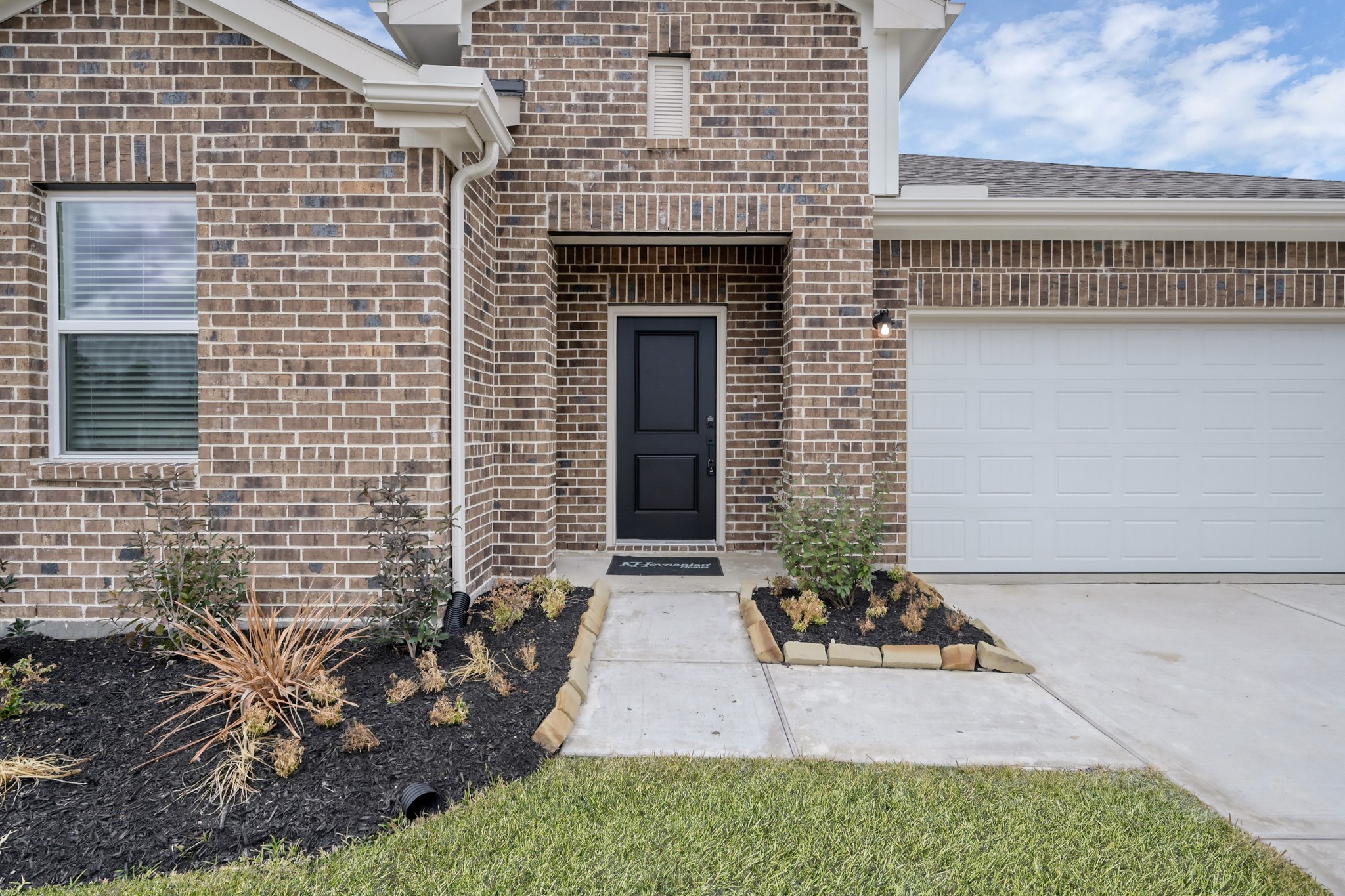 516 Monarch Trail Huntsville, TX 77340 - Photo 3 of 20 a front view of a house with a garden