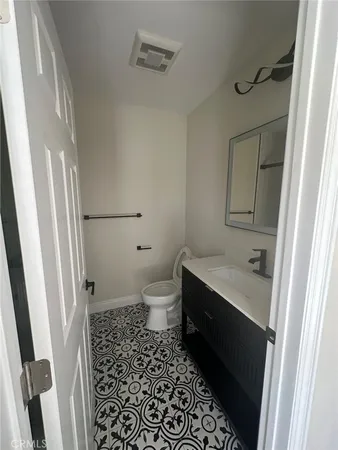 en empty room with windows and ceiling fan