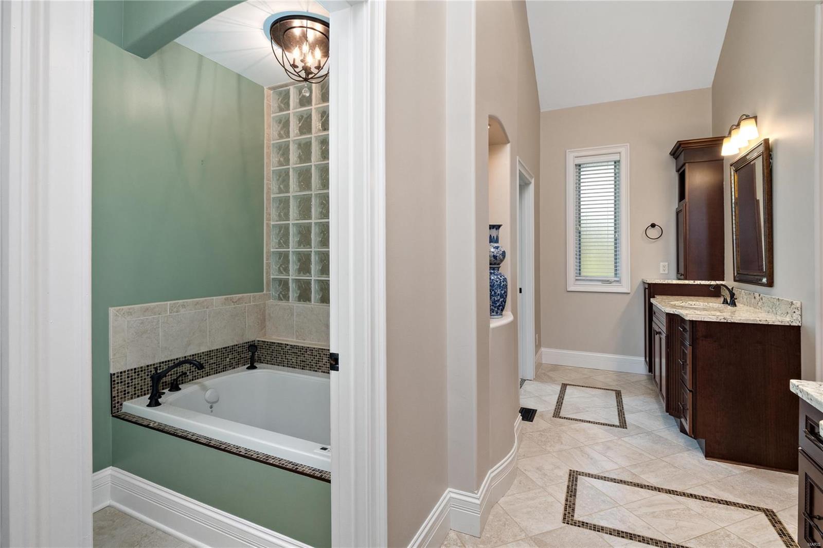 12715 Clayton Road Town and Country, MO 63141 - Photo 31 of 52